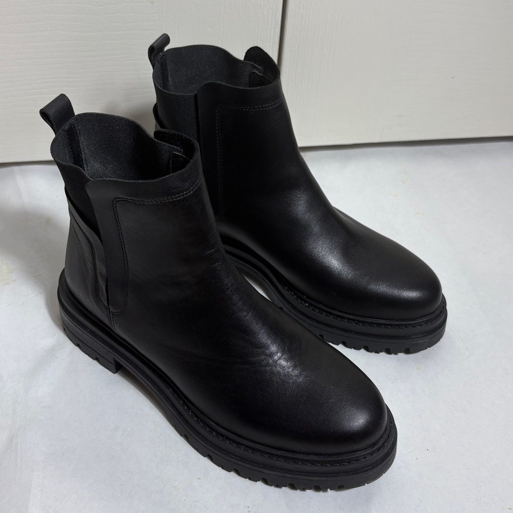 Steve Madden Moira Black Leather Chelsea Boot Pull On Bootie WMNS 6